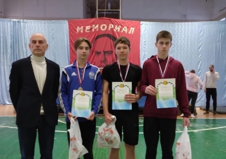 4.12.2022 в Кирове прошли областные соревнования по легкой атлетике ( в дисциплине прыжки в высоту).